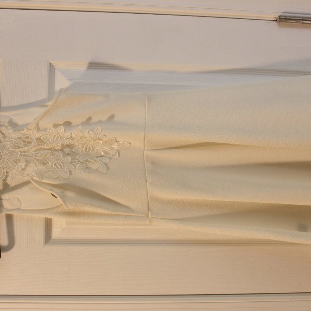 WHITE DRESS - Picture 3 of 4